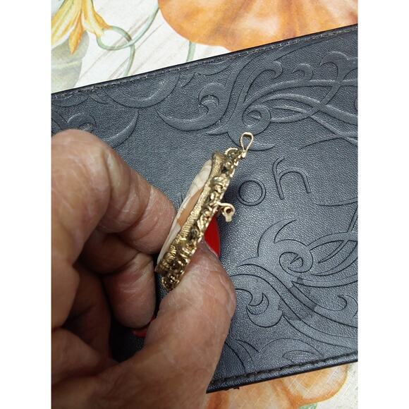 Vintage Cameo Brooch Pendant Hand Carved beautiful filigree - Picture 5 of 7